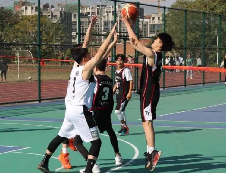 陕西理工大学出现球场34奥尼尔34,扣碎篮板引爆球场,学校未要求赔偿