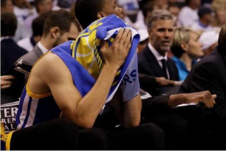 nba球员用的毛巾「揭秘NBA中毛巾有什么用赛后都怎么处理球星有专属的毛巾吗」