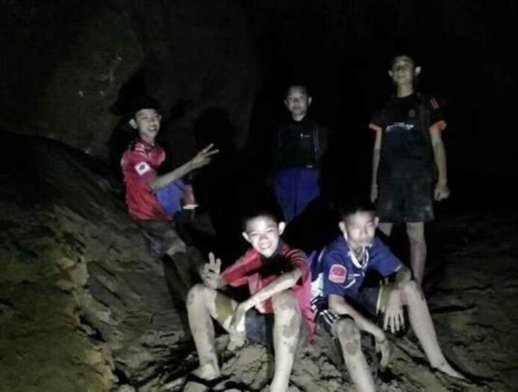泰国足球队失踪「13名失联泰国足球队员已经在溶洞内被发现」