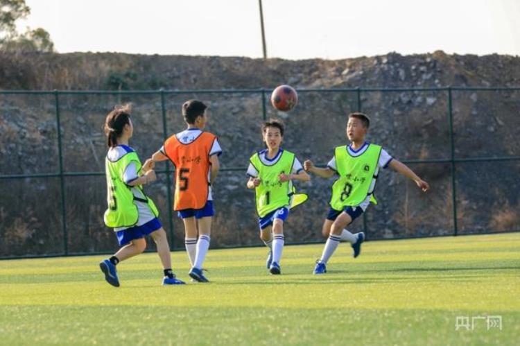 乡村孩子们的足球梦「田野间绿茵场圆乡村少年足球梦」