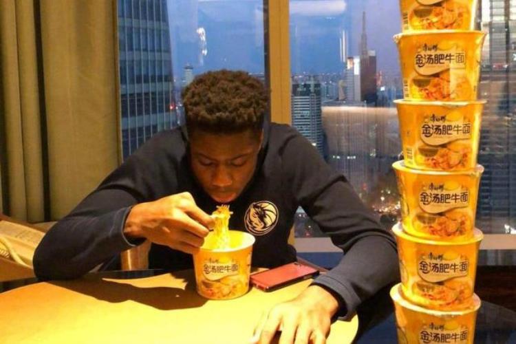 NBA十位大胃王库里一顿吃4份盒饭奥尼尔5分钟吃36个热狗