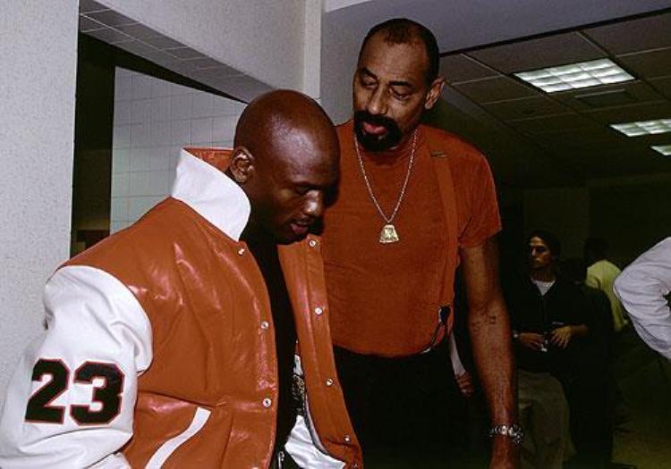 NBA史上第一天赋照片能说明一切施瓦辛格他能轻松举起我
