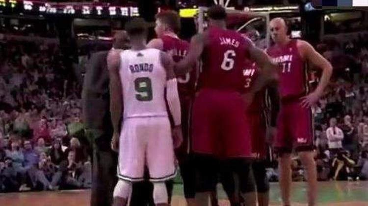 在NBA怎样偷听战术隆多被一把推开哈登被对手邀请一起听战术