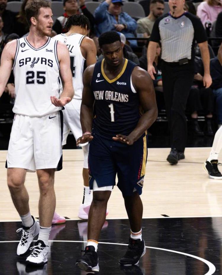 今日nba詹姆斯上脚球鞋「NBA球员上脚詹姆斯穿耐克AF1欧文的鞋子亮了」