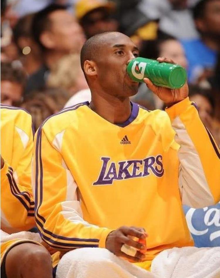 NBA巨人都怎么喝水维金斯被网友P喝枸杞1人直接抬桶装水就喝