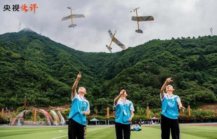 【央视快评】青春风华 永远奋进「央视快评丨青春风华永远奋进」