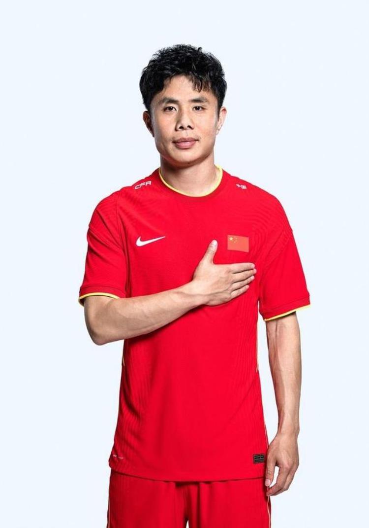 中国队足球衣「明天开打CCTV5直播中国男足新款球衣出炉23名国脚整装待发」