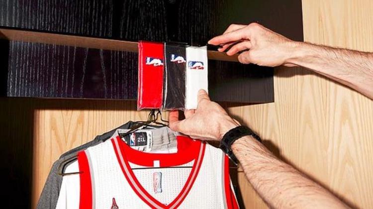 nba球员打完球洗澡吗「NBA球员打完比赛后球衣谁洗球鞋谁擦」