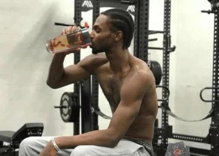 NBA球星都怎么喝水詹姆斯用保温杯养生伊巴卡直接拎一大桶喝