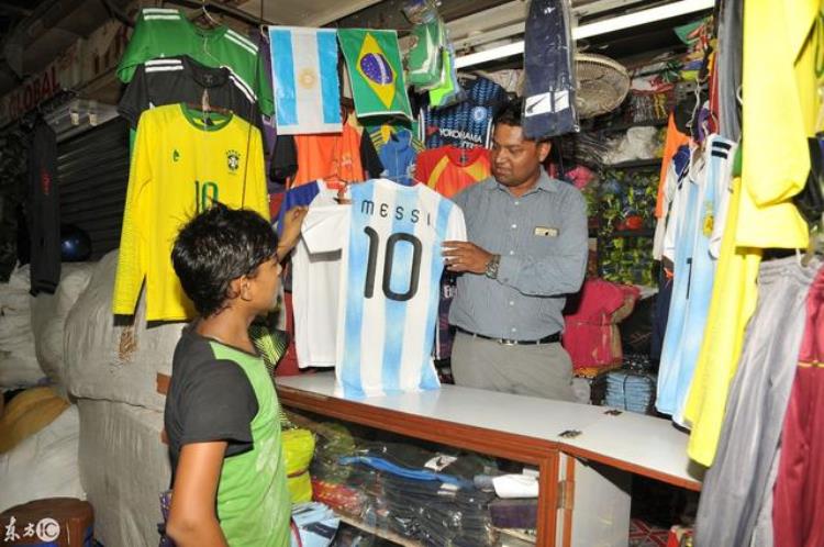 看印度足人的世界杯文化小商小贩现场做球衣梅西最受追捧