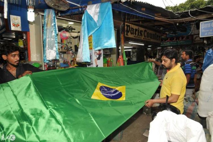 看印度足人的世界杯文化小商小贩现场做球衣梅西最受追捧