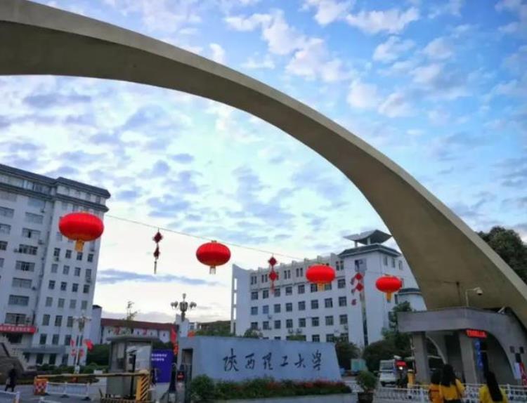 陕西理工大学出现球场34奥尼尔34,扣碎篮板引爆球场,学校未要求赔偿