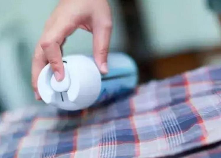 褶皱的衣服没有熨斗怎么弄平「衣服起褶不用愁教你3招不用熨斗也可以把它弄平展」