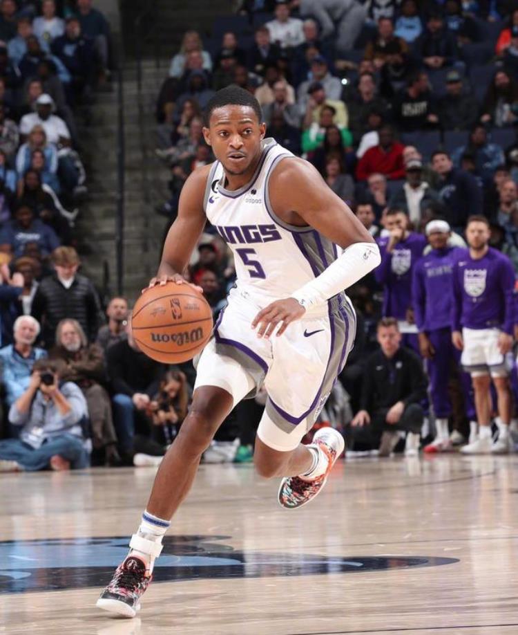 今日nba詹姆斯上脚球鞋「NBA球员上脚詹姆斯穿耐克AF1欧文的鞋子亮了」