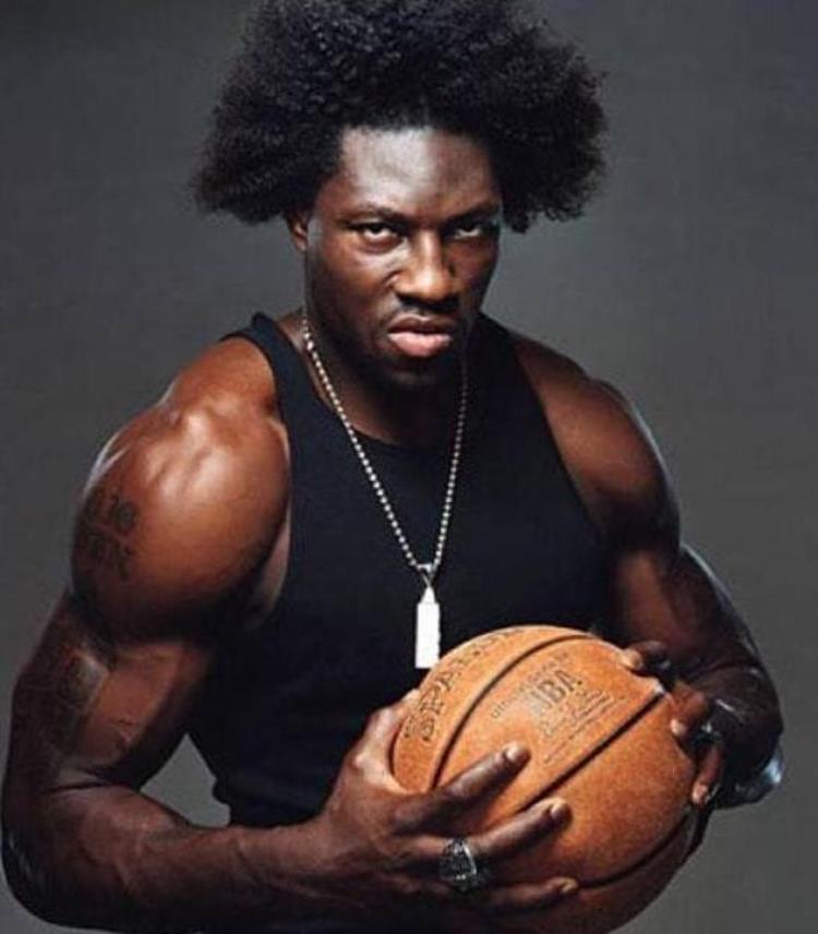 球衣穿成紧身衣「在NBA当你肌肉强壮到一定程度球衣就能穿出紧身衣效果」