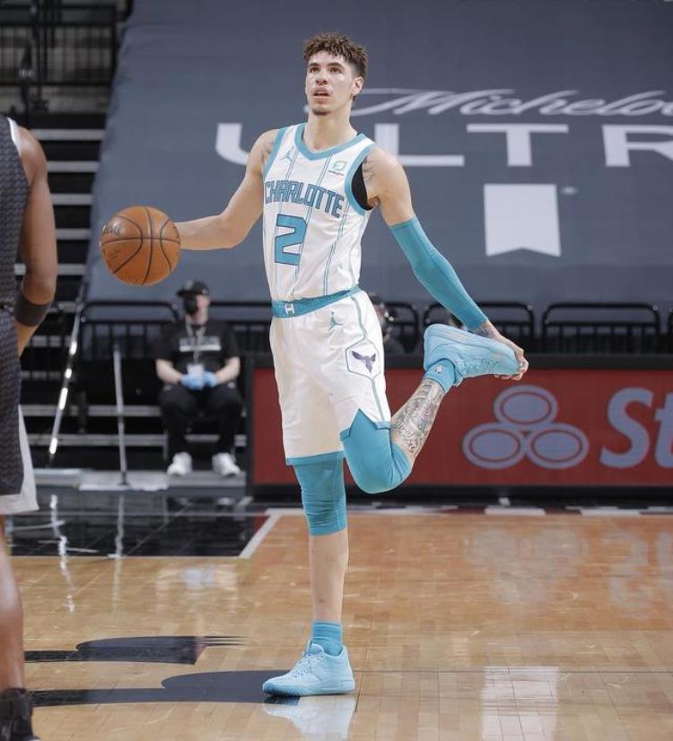nba现役有签名鞋的球星「威少利拉德詹姆斯等全明星球员NBA赛场上脚了哪些签名篮球鞋」