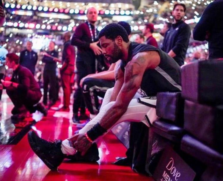 今日nba詹姆斯上脚球鞋「NBA球员上脚詹姆斯穿耐克AF1欧文的鞋子亮了」