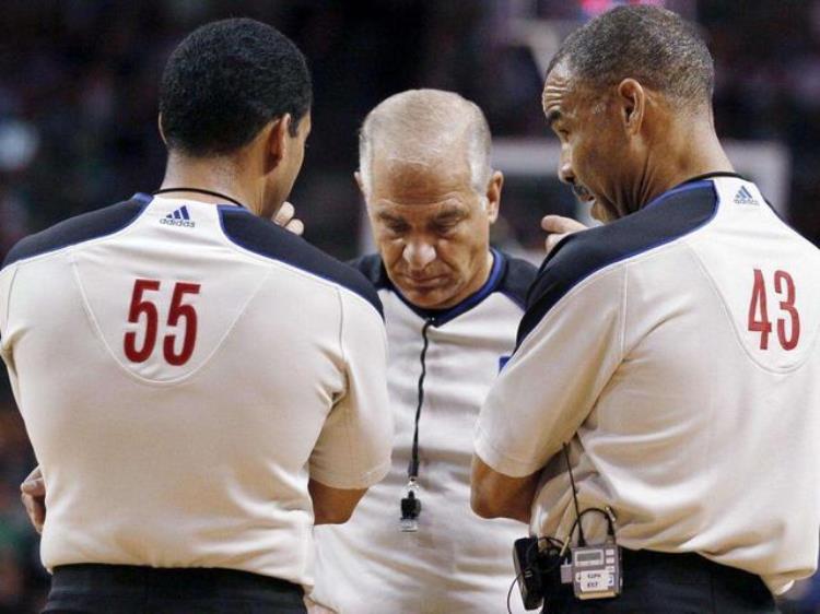 当好NBA裁判难度有多大多层严格选拔季后赛裁判15年经验