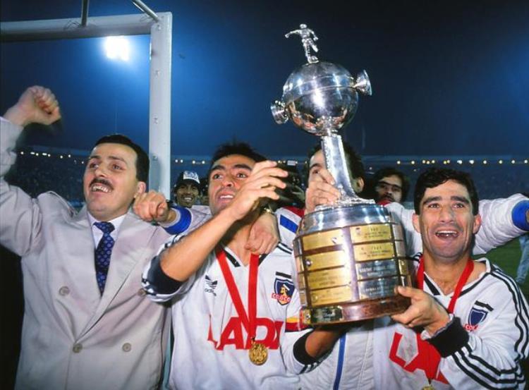 智利国家队队徽「唯一赢得南美解放杯的智利球队它的队徽也是足球史最佳之一」