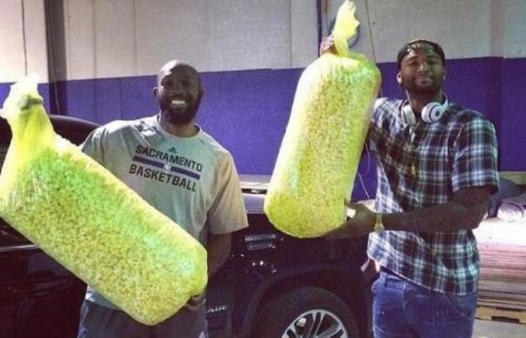 NBA老将如何欺负新秀保罗给四人背书包姚明也没逃过这一劫