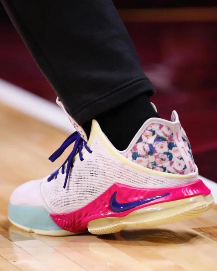 NBA球员上脚詹姆斯穿新战靴范乔丹的音速10很好看