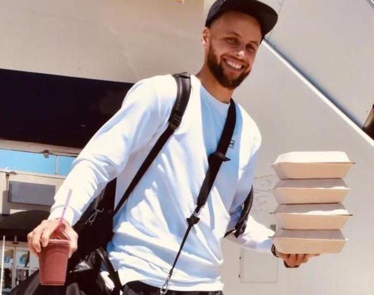 NBA十位大胃王库里一顿吃4份盒饭奥尼尔5分钟吃36个热狗