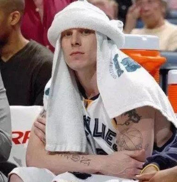 nba球员用的毛巾「揭秘NBA中毛巾有什么用赛后都怎么处理球星有专属的毛巾吗」