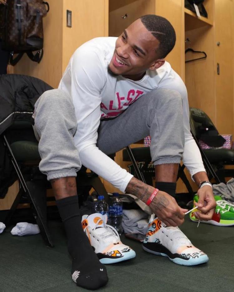 NBA球员上脚詹姆斯穿新战靴范乔丹的音速10很好看
