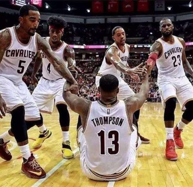 篮球运动员倒地后为什么要人拉起,nba替补球员的震惊时刻