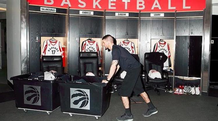 NBA球员打完比赛后球衣谁洗球鞋谁擦