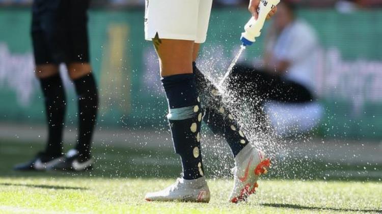 打球袜子容易破洞「足球场上球袜破洞的秘密它能有效的减少球员伤病」
