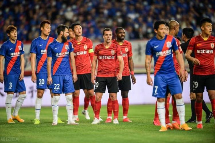 重庆当代足球解散「重庆足球也许解散是最好的选择」