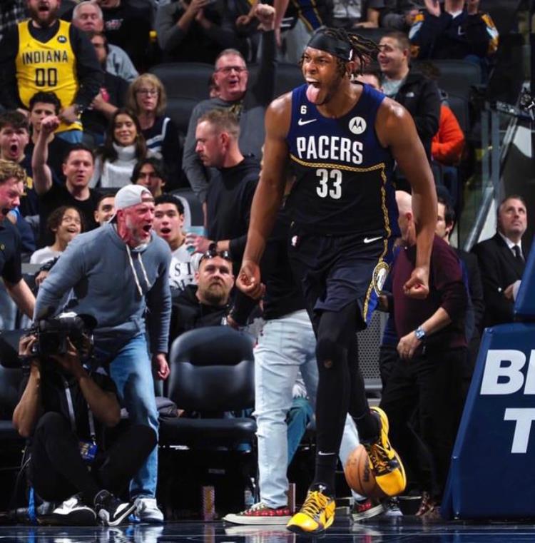 今日nba詹姆斯上脚球鞋「NBA球员上脚詹姆斯穿耐克AF1欧文的鞋子亮了」
