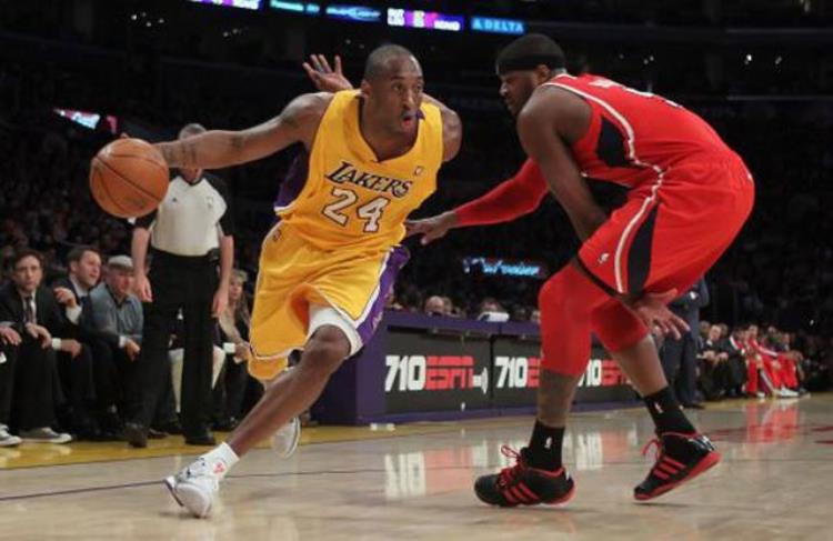 篮球过人运球技巧「结合NBA运球模板五大运球实战技巧别人都能过人你却踢球」