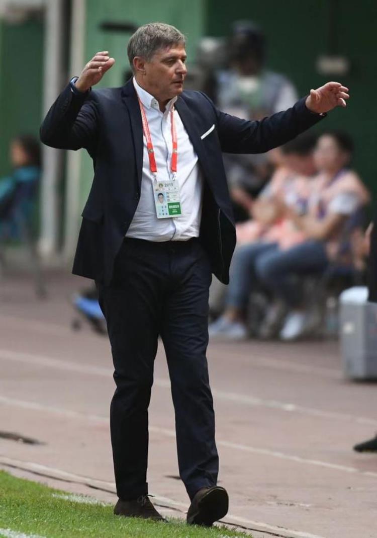 塞尔维亚队主教练「伪球迷装X手册丨塞尔维亚这个主帅曾表示想执教国足」
