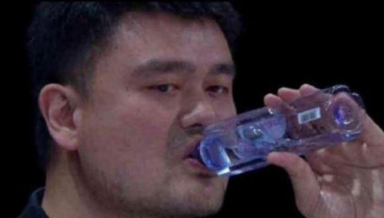 NBA巨人都怎么喝水维金斯被网友P喝枸杞1人直接抬桶装水就喝