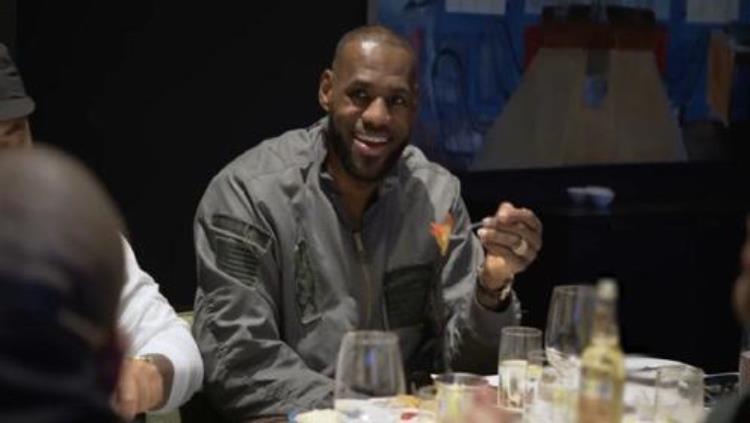 NBA十位大胃王库里一顿吃4份盒饭奥尼尔5分钟吃36个热狗