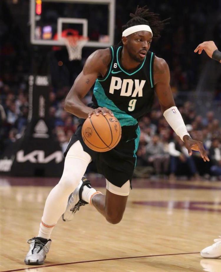 今日nba詹姆斯上脚球鞋「NBA球员上脚詹姆斯穿耐克AF1欧文的鞋子亮了」
