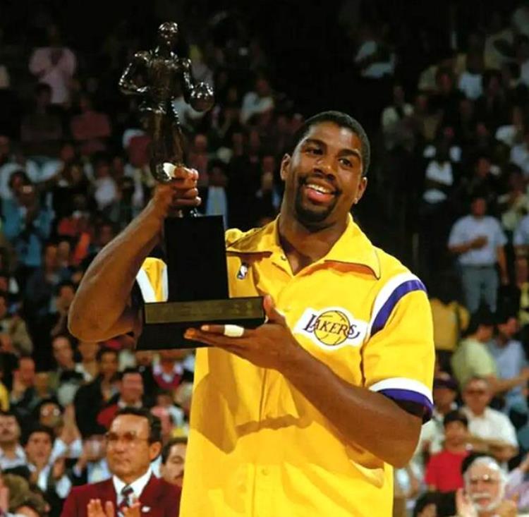 出道即巅峰的nba球员「NBA史上仅五人可以称之为出道即巅峰老詹不够格都是历史前十」