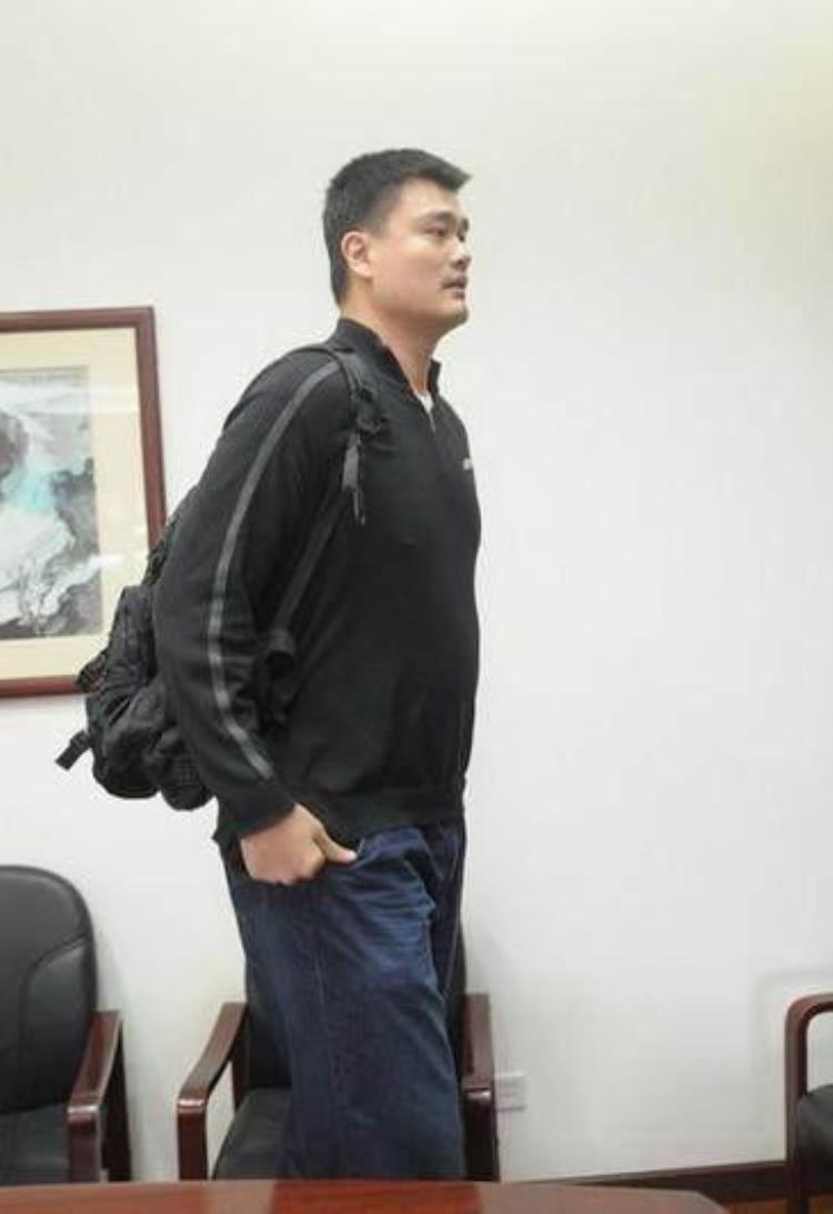 东契奇背HelloKitty包NBA硬汉爱背粉红背包杜兰特看着最正常