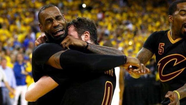乔丹公牛球服「NBA历史最有意义的5款球衣想击败乔丹的公牛先要偷走红色球衣」
