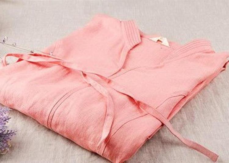 褶皱的衣服没有熨斗怎么弄平「衣服起褶不用愁教你3招不用熨斗也可以把它弄平展」