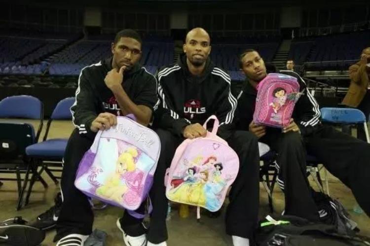 NBA老将如何欺负新秀保罗给四人背书包姚明也没逃过这一劫