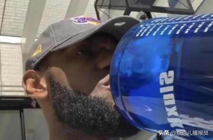 揭秘NBA为何詹姆斯总是带着一个蓝色大瓶子里面是什么宝贝