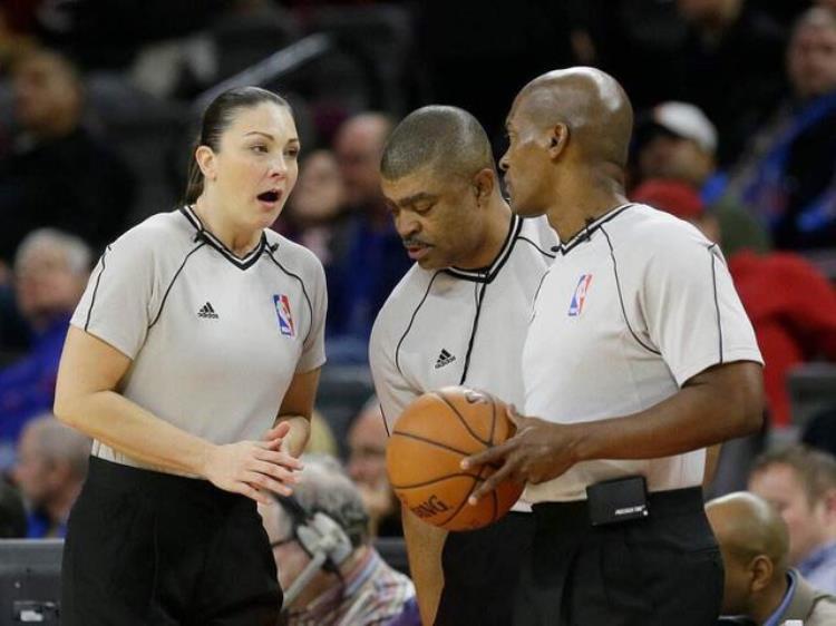 当好NBA裁判难度有多大多层严格选拔季后赛裁判15年经验