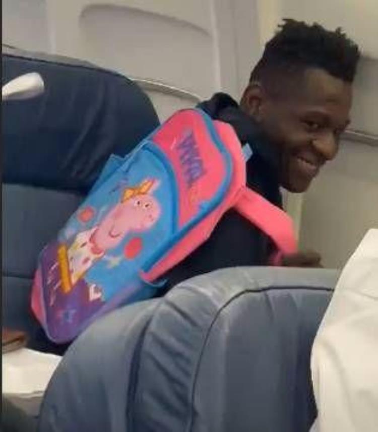 东契奇背HelloKitty包NBA硬汉爱背粉红背包杜兰特看着最正常