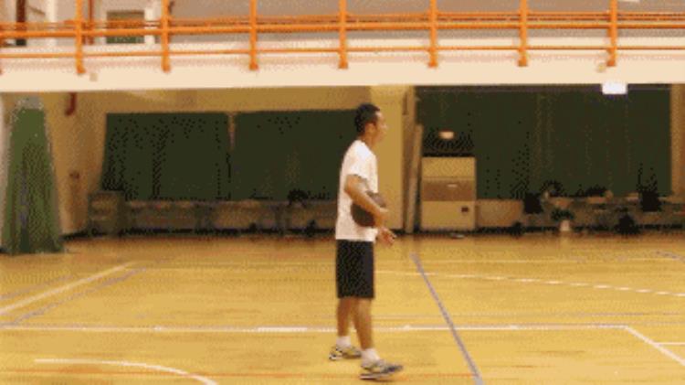 打篮球上篮一定要三步吗「打篮球只会三步上篮你out了还有6种必学的上篮步」