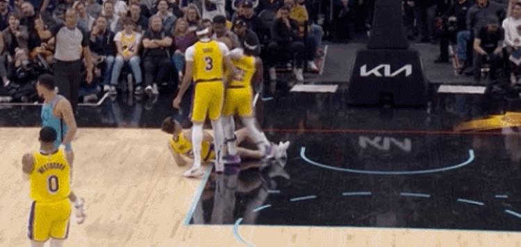 保罗含泪罚球「4场0罚球NBA第一软中锋让保罗喂了整整3年」