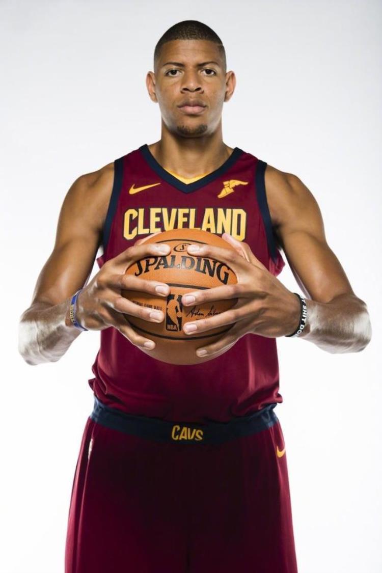 NBA球员的手有多大希伯特让话筒变牙刷和他比手掌记者像婴儿