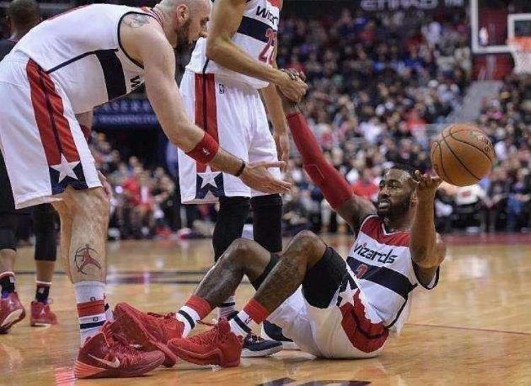 篮球运动员倒地后为什么要人拉起,nba替补球员的震惊时刻